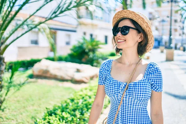 Junge Schöne Mädchen Lächeln Glücklich Fuß Auf Der Straße Der — Stockfoto