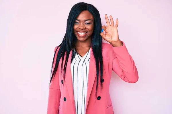 Junge Afrikanisch Amerikanische Frau Businesskleidung Lächelt Positiv Und Tut Zeichen — Stockfoto
