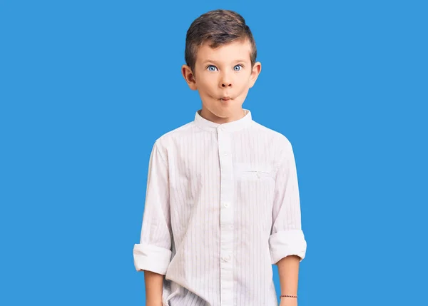 Lindo Niño Rubio Con Camisa Elegante Haciendo Cara Pez Con —  Fotos de Stock