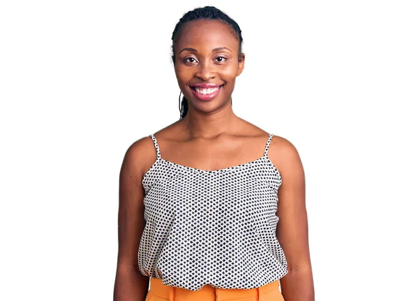 Молодая Африканская Американка Повседневной Одежде Счастливой Прохладной Улыбкой Лице Счастливчик — стоковое фото