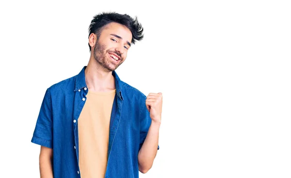 Mladý Hispánec Nosí Ležérní Oblečení Usmívá Šťastným Obličejem Ukazuje Palcem — Stock fotografie