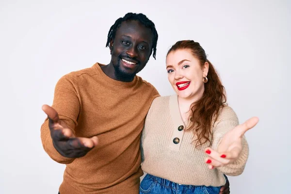 Casal Inter Racial Vestindo Roupas Casuais Sorrindo Alegre Oferecendo Palma — Fotografia de Stock