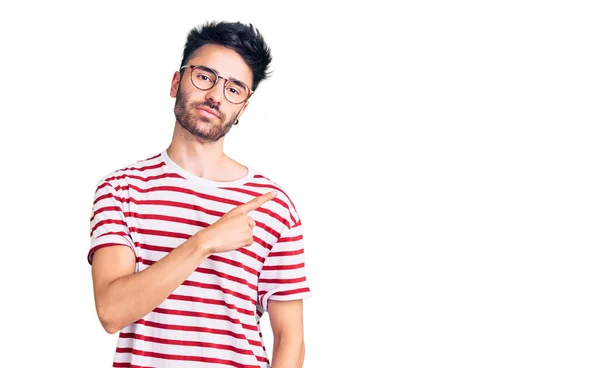 Giovane Uomo Ispanico Indossa Abiti Casual Puntando Con Dito Della — Foto Stock