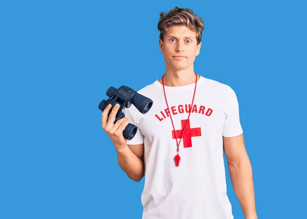 Jovem Homem Bonito Vestindo Salva Vidas Shirt Usando Binóculos Pensando — Fotografia de Stock