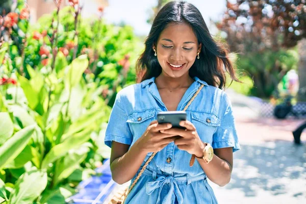 Joven Hermosa Mujer India Sonriendo Feliz Usando Smartphone Caminando Parque — Foto de Stock