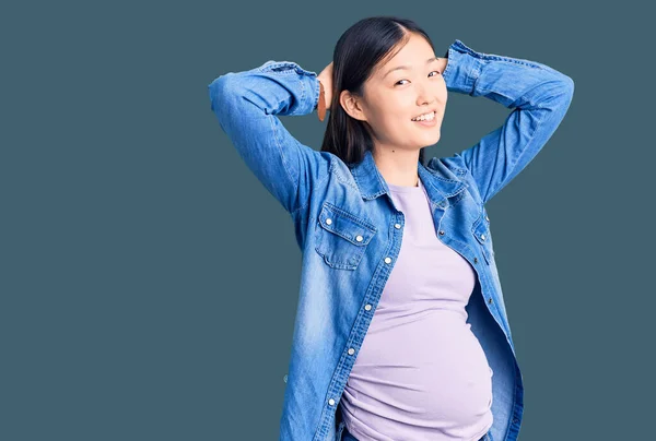 Jovem Mulher Chinesa Bonita Grávida Esperando Bebê Relaxante Alongamento Braços — Fotografia de Stock