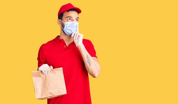 Joven Hombre Hispano Guapo Entregando Comida Usando Máscara Seguridad Covid — Foto de Stock