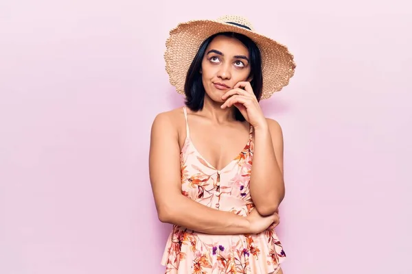 Young Beautiful Latin Woman Wearing Summer Hat Thinking Concentrated Doubt — Stock Photo, Image