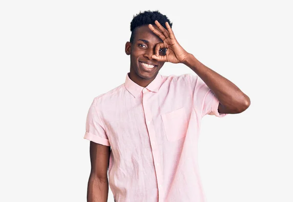 Joven Afroamericano Vestido Con Ropa Casual Haciendo Buen Gesto Con — Foto de Stock