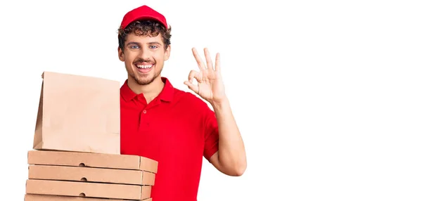 Junger Gutaussehender Mann Mit Lockigem Haar Hält Lieferung Pizzaschachtel Und — Stockfoto