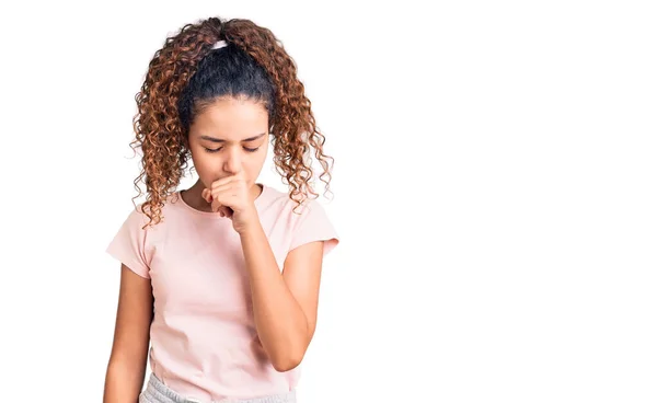 Schöne Junge Mädchen Mit Lockigen Haaren Lässiger Kleidung Fühlen Sich — Stockfoto