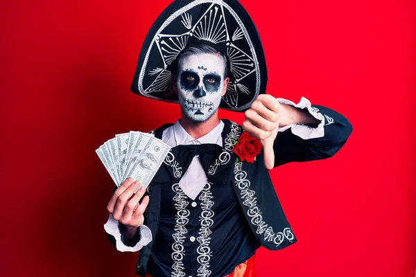 Ung Man Bär Mexikanska Dagen Den Döda Kostymen Håller Dollar — Stockfoto