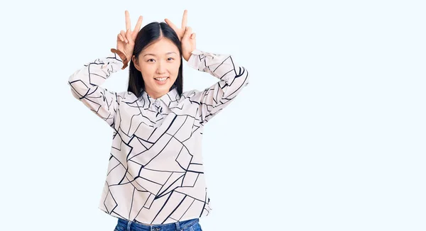 Jonge Mooie Chinese Vrouw Draagt Casual Shirt Poseren Grappig Gek — Stockfoto