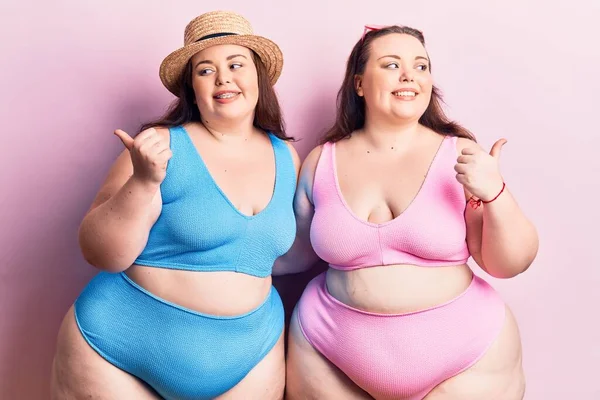 Jóvenes Gemelos Más Tamaño Vistiendo Bikini Sonriendo Con Cara Feliz — Foto de Stock