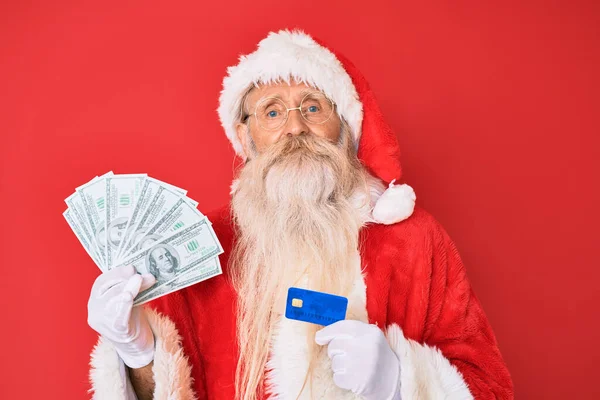 Velho Homem Sênior Vestindo Traje Papai Noel Segurando Dólares Cartão — Fotografia de Stock