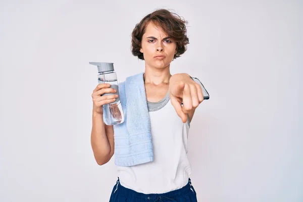 Jonge Spaanse Vrouw Draagt Sportkleding Een Handdoek Drinkt Een Fles — Stockfoto