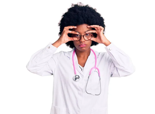 Mujer Afroamericana Joven Con Abrigo Médico Estetoscopio Tratando Abrir Los — Foto de Stock