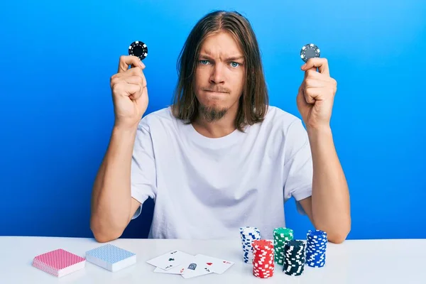 Knappe Blanke Man Met Lang Haar Spelen Poker Holding Casino — Stockfoto