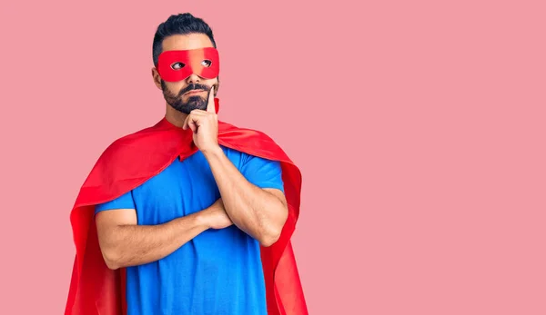 Jonge Spaanse Man Draagt Superheld Kostuum Serieus Gezicht Denken Vraag — Stockfoto