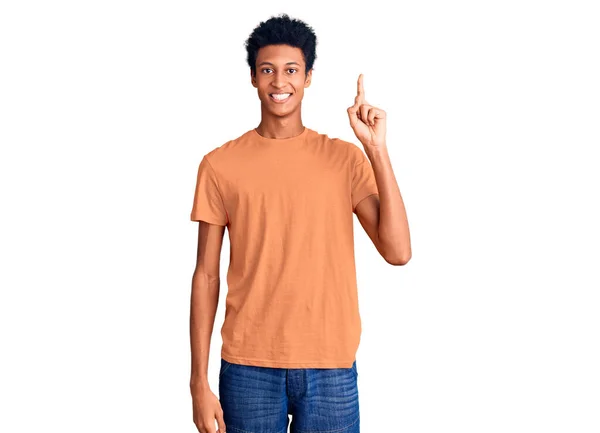 Joven Hombre Afroamericano Usando Ropa Casual Mostrando Señalando Con Dedo —  Fotos de Stock