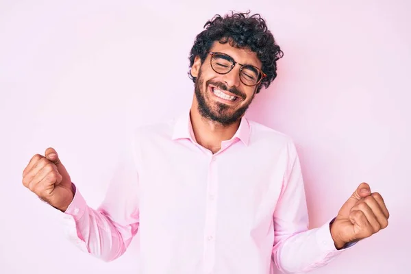 Schöner Junger Mann Mit Lockigem Haar Und Bär Businesshemd Und — Stockfoto