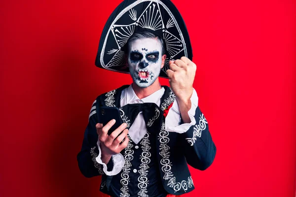 Jeune Homme Portant Jour Mexicain Costume Mort Aide Smartphone Ennuyé — Photo