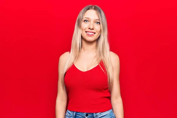 Mulher Loira Jovem Vestindo Roupas Casuais Com Sorriso Feliz Legal — Fotografia de Stock