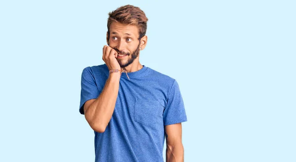 Bello Uomo Biondo Con Barba Che Indossa Abiti Casual Cercando — Foto Stock