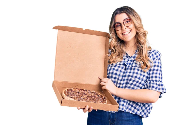Junge Kaukasische Frau Mit Lieferung Pizzaschachtel Sieht Positiv Und Glücklich — Stockfoto