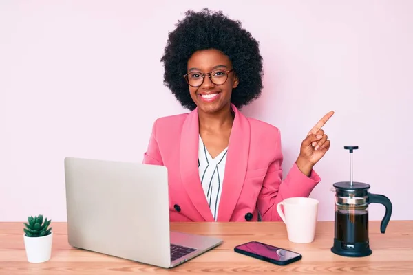 Joven Mujer Afroamericana Que Trabaja Escritorio Usando Computadora Portátil Sonriendo —  Fotos de Stock