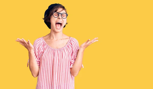 Mulher Bonita Com Cabelo Curto Vestindo Roupas Casuais Óculos Celebrando — Fotografia de Stock