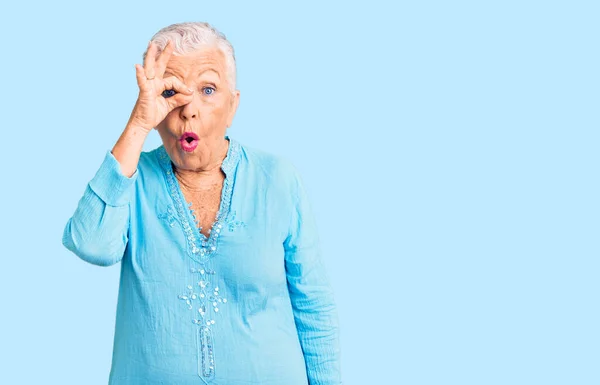 Ältere Schöne Frau Mit Blauen Augen Und Grauen Haaren Sommerkleid — Stockfoto