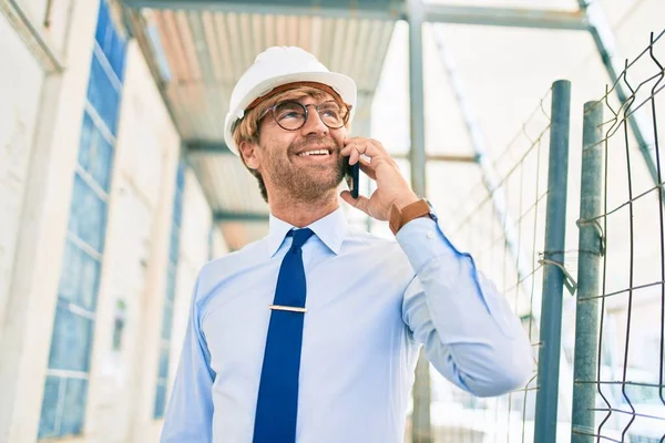 Affärsarkitekt Man Hatt Står Utomhus Ett Byggprojekt Talar Telefon — Stockfoto