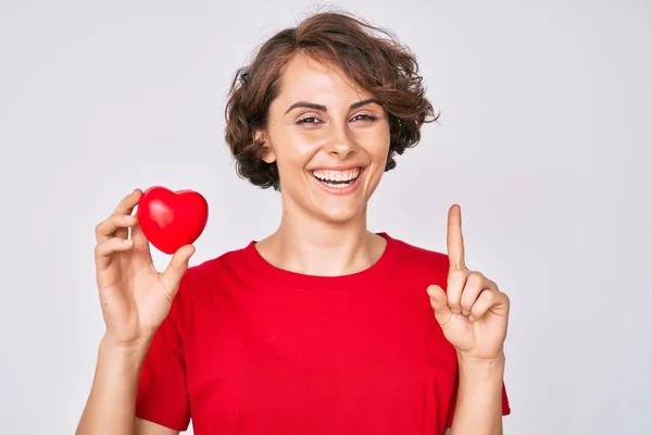 Mujer Hispana Joven Sosteniendo Corazón Sonriendo Con Una Idea Pregunta — Foto de Stock