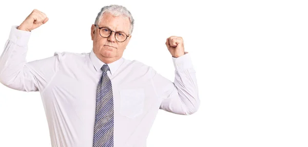 Ein Älterer Grauhaariger Mann Businesskleidung Zeigt Stolz Lächelnde Armmuskeln Fitnesskonzept — Stockfoto