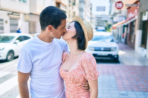 Belo Casal Beijando Rua Cidade — Fotografia de Stock