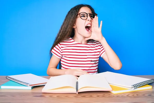 Menina Hispânica Bonito Estudando Para Exame Escolar Sentado Mesa Gritando — Fotografia de Stock