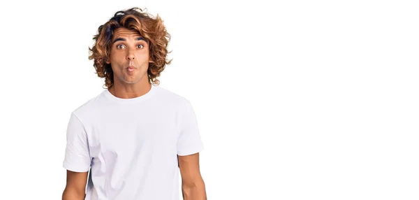 Jonge Spaanse Man Met Casual Witte Tshirt Vissengezicht Met Lippen — Stockfoto