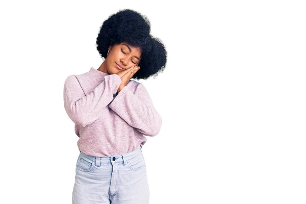 Ung Afrikansk Amerikansk Flicka Bär Casual Kläder Sova Trött Drömmer — Stockfoto