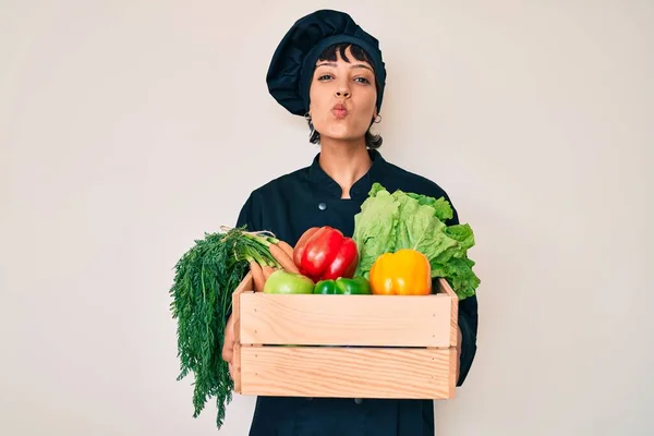 Schöne Brünette Köchin Mit Frischem Gemüse Die Die Kamera Schaut — Stockfoto