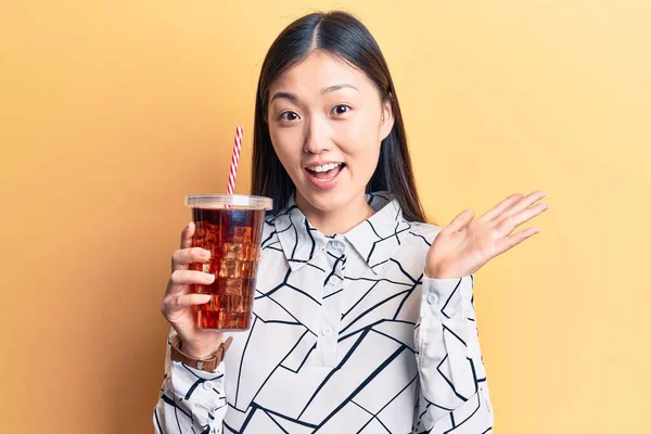 Joven Hermosa Mujer China Bebiendo Refresco Cola Bebida Celebrando Logro —  Fotos de Stock
