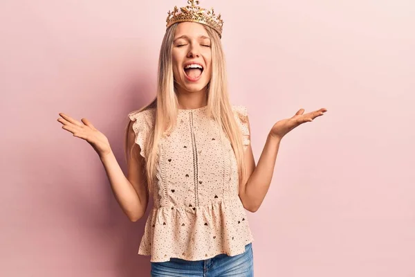 Ung Blond Kvinne Med Prinsessekrone Som Feirer Gal Gal Suksess – stockfoto