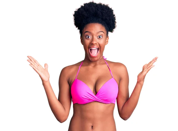 Jonge Afrikaans Amerikaanse Vrouw Draagt Bikini Viert Overwinning Met Vrolijke — Stockfoto