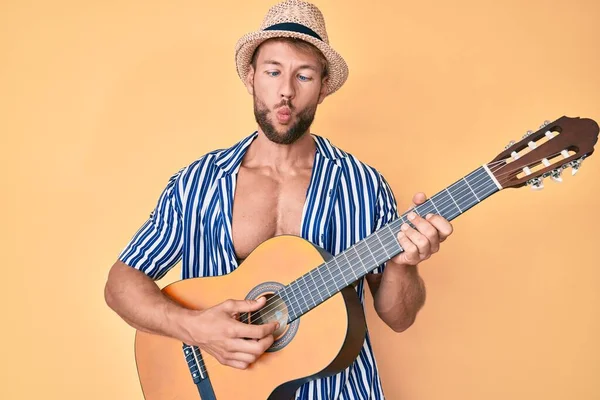 Ung Kaukasier Man Bär Sommar Stil Spelar Klassisk Gitarr Gör — Stockfoto