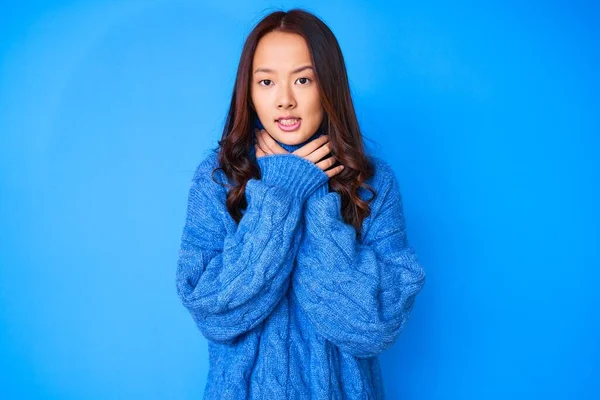若い美しい中国の女の子がカジュアルな冬のセーターを着て叫び 窒息ので 痛みを伴う奇妙な 健康上の問題 窒息死と自殺の概念は — ストック写真