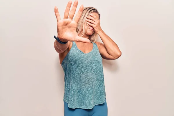 중년의 여성은 손으로 운동복을 슬프고 두려운 표정으로 행동을 멈춘다 당황하고 — 스톡 사진
