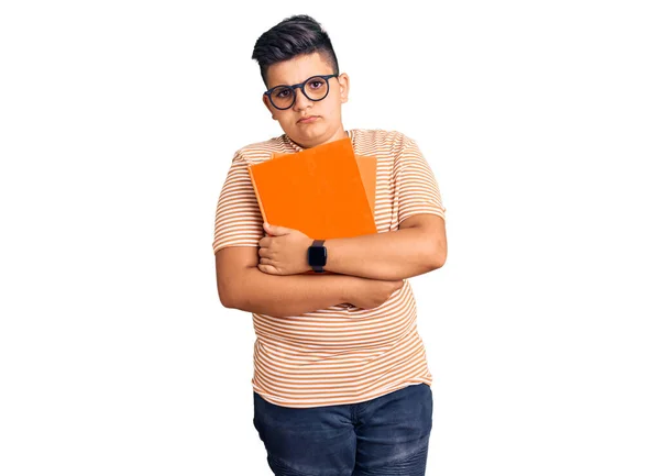 Kleiner Junge Der Ein Buch Der Hand Hält Skeptisch Und — Stockfoto