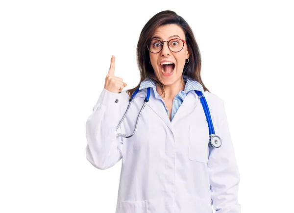Ung Vacker Kvinna Bär Doktor Stetoskop Och Glasögon Pekar Finger — Stockfoto