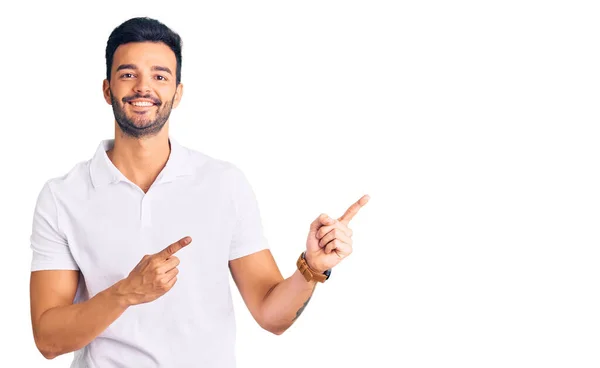 Joven Hombre Hispano Guapo Vistiendo Ropa Casual Sonriendo Mirando Cámara — Foto de Stock