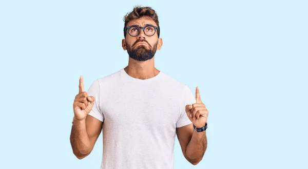 Jeune Homme Hispanique Portant Des Vêtements Décontractés Des Lunettes Pointant — Photo